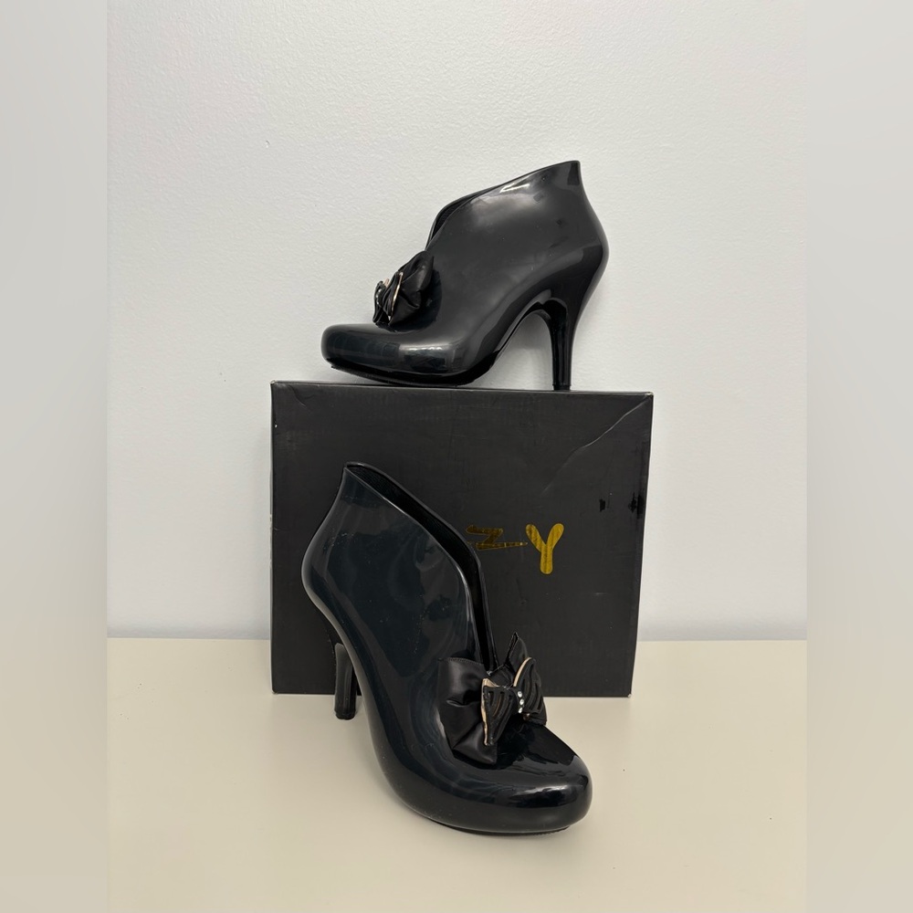 Like New Women’s Elegant Black Heeled DIZZY Black Rubber Bowed Rain Booties 8.5 - Picture 9 of 9